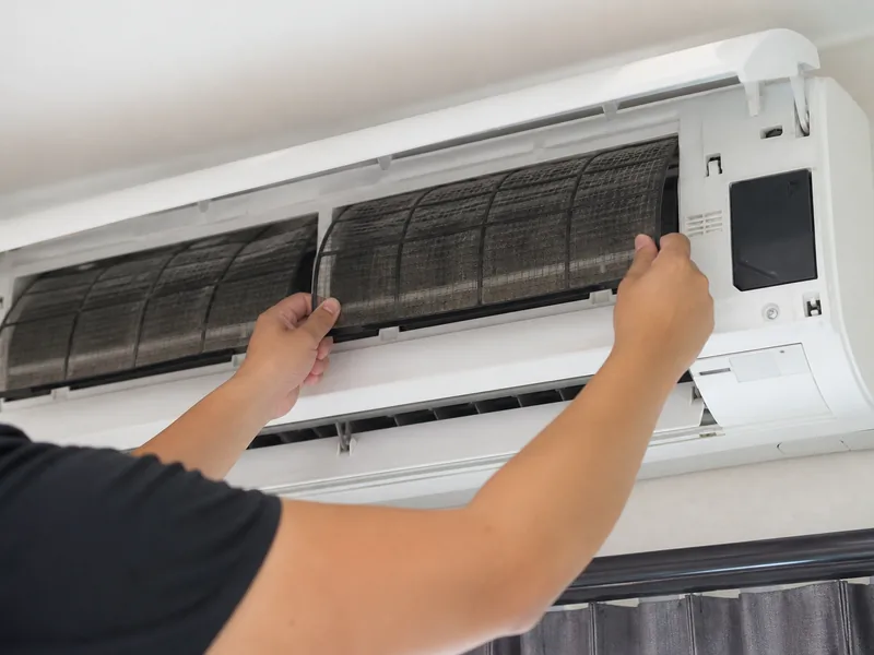 AC maintenance technician Dubai